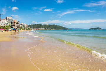 No horizonte a Ilha Quinta dos Ganchos Praia Palmas do Arvoredo cidade de Governador Celso Ramos Santa Catarina Brasil regi&atilde;o da Grande Florianopolis