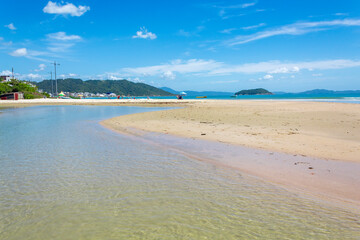 rio e no horizonte a Ilha Quinta dos Ganchos Praia Palmas do Arvoredo cidade de Governador Celso Ramos Santa Catarina Brasil regi&atilde;o da Grande Florianopolis