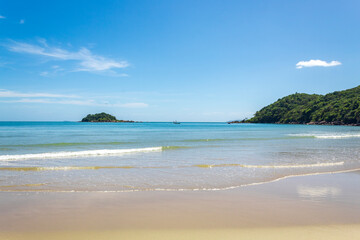 arquip&eacute;lago de Palmas e uma onda da Praia Palmas do Arvoredo cidade de Governador Celso Ramos Santa Catarina Brasil regi&atilde;o da Grande Florianopolis