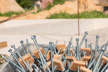 Reinforced steel beams with single concrete struts of round type made of wooden formwork for pouring concrete beams on construction sites.