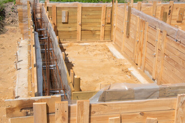 Reinforced steel beams with single concrete struts of round type made of wooden formwork for pouring concrete beams on construction sites.