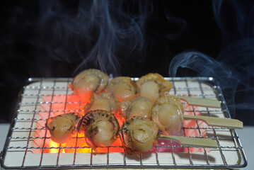 煙り立ち昇る七輪でベビーホタテを焼く