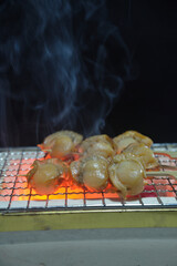 煙り立ち昇る七輪でベビーホタテを焼く