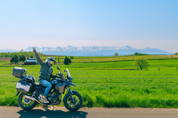 北海道　美瑛の風景の中をバイクでツーリング
