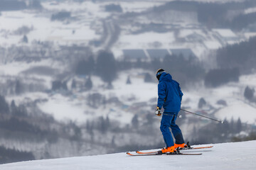 絶景の山形赤倉温泉スキー場とスキーヤー