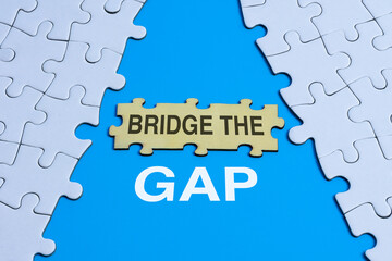 Fototapeta premium Bridging the Gap Between Problems and Solutions with puzzle