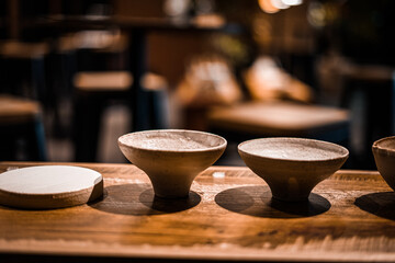 木台に並ぶ陶器鉢