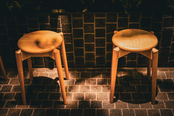 レンガ床の椅子