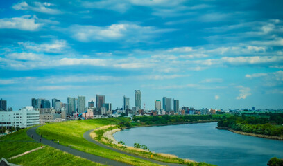 河川敷と街の風景 © kanzilyou