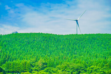 夏空の風力発電