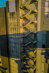 ビル外壁と階段