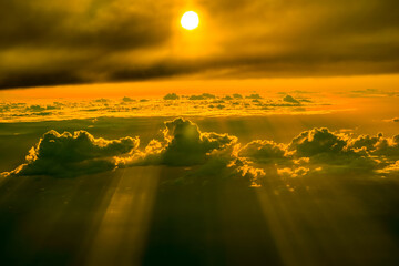 雲間に差す夕陽の光