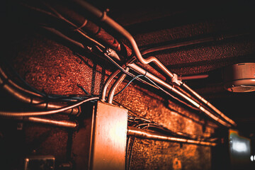 配管が走る天井