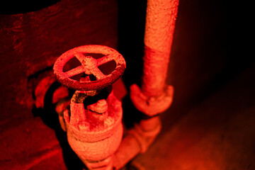 赤いバルブハンドル