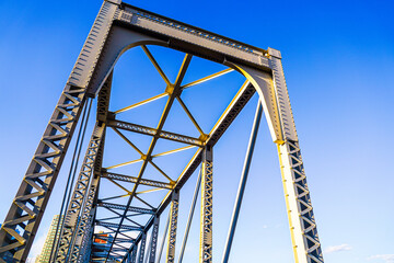 青空に伸びる鉄橋