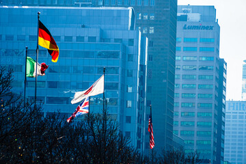 青空と多国籍の旗