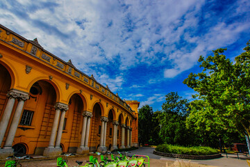 黄壁回廊と青空