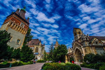 城と教会の中庭風景