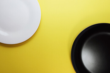 白と黒の皿_黄色背景