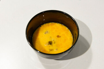 溶き卵のお椀 俯瞰 白背景 Top view of beaten egg soup in a bowl on white background