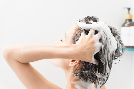 シャンプーをする女性　ビューティイメージ