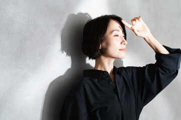 ポージングをするショートヘアの女性　ビューティイメージ