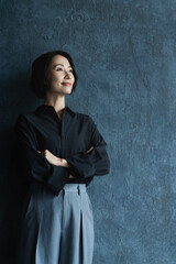 ポージングをするショートヘアの女性　ビューティイメージ