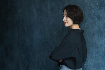 ポージングをするショートヘアの女性　ビューティイメージ