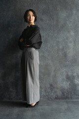 ポージングをするショートヘアの女性　ビューティイメージ