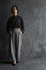 ポージングをするショートヘアの女性　ビューティイメージ