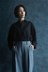 ポージングをするショートヘアの女性　ビューティイメージ