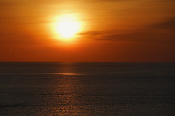 Obraz premium A beautiful sunset over the sea