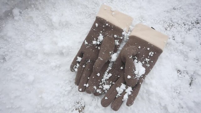 Winter gloves on fresh snow in a chilly area