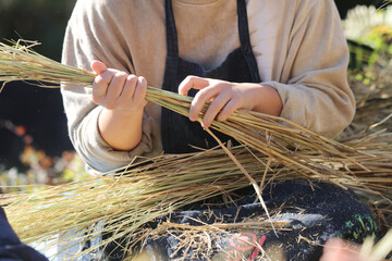 しめ縄づくりをする様子