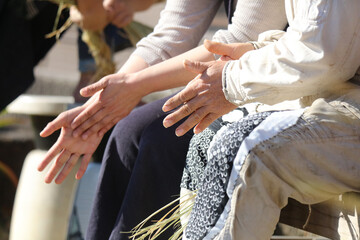 しめ縄づくりをする様子