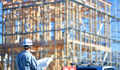 マイホーム建築を点検する工事監督