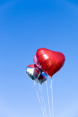 青空に浮かぶハートのバルーン