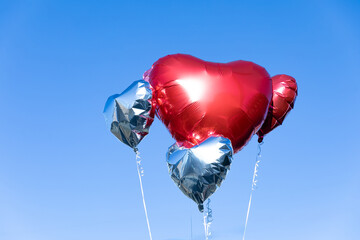 青空に浮かぶハートのバルーン