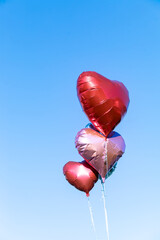 青空に浮かぶハートのバルーン