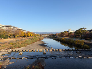 秋の朝の鴨川の風景