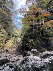 渓谷の岩に建つ祠と大きな岩