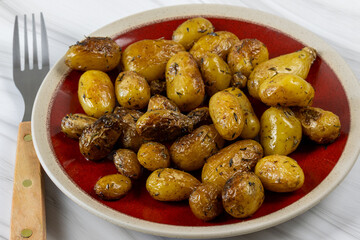 Pommes de terre r&ocirc;ties dans une po&ecirc;le