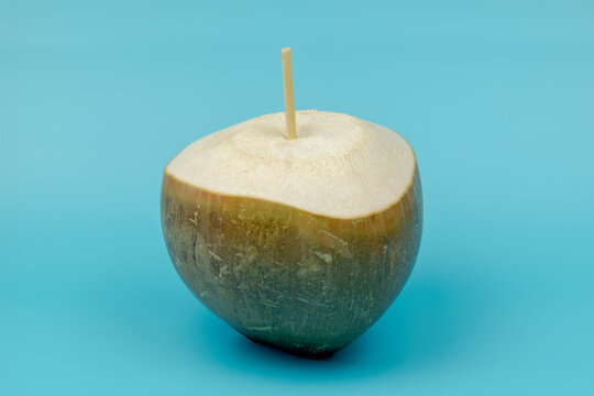 Noix de coco perc&eacute;e sur fond bleu