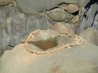 宮崎県日南市、断崖絶壁に鎮座する美しい神宮「鵜戸神宮」の神事、「運玉投げ」の的である「亀石」と呼ばれる岩のくぼみ