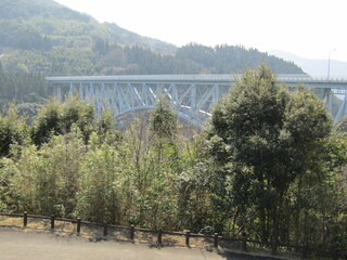 宮崎県日之影町、谷を渡る壮麗なトラストアーチの青雲橋