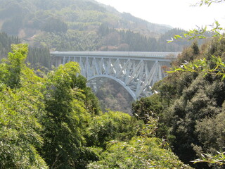 宮崎県日之影町、谷を渡る壮麗なトラストアーチの青雲橋