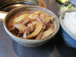 宮崎県高千穂町、営業時間は木～日曜の12時～13時の1時間のみの大人気店、肉工房　初栄(にくこうぼう　はつえい)の人気メニュー、高千穂牛を使った「肉めし定食」