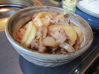 宮崎県高千穂町、営業時間は木～日曜の12時～13時の1時間のみの大人気店、肉工房　初栄(にくこうぼう　はつえい)の人気メニュー、高千穂牛を使った「肉めし定食」