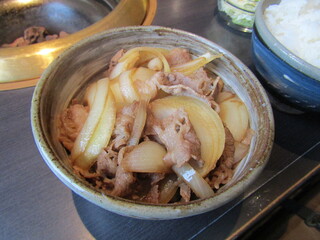 宮崎県高千穂町、営業時間は木～日曜の12時～13時の1時間のみの大人気店、肉工房　初栄(にくこうぼう　はつえい)の人気メニュー、高千穂牛を使った「肉めし定食」