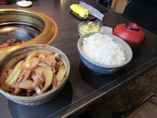 宮崎県高千穂町、営業時間は木～日曜の12時～13時の1時間のみの大人気店、肉工房　初栄(にくこうぼう　はつえい)の人気メニュー、高千穂牛を使った「肉めし定食」